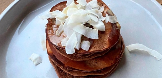 Pancakes de proteína y chocolate: La receta fit que cambiará tus desayunos
